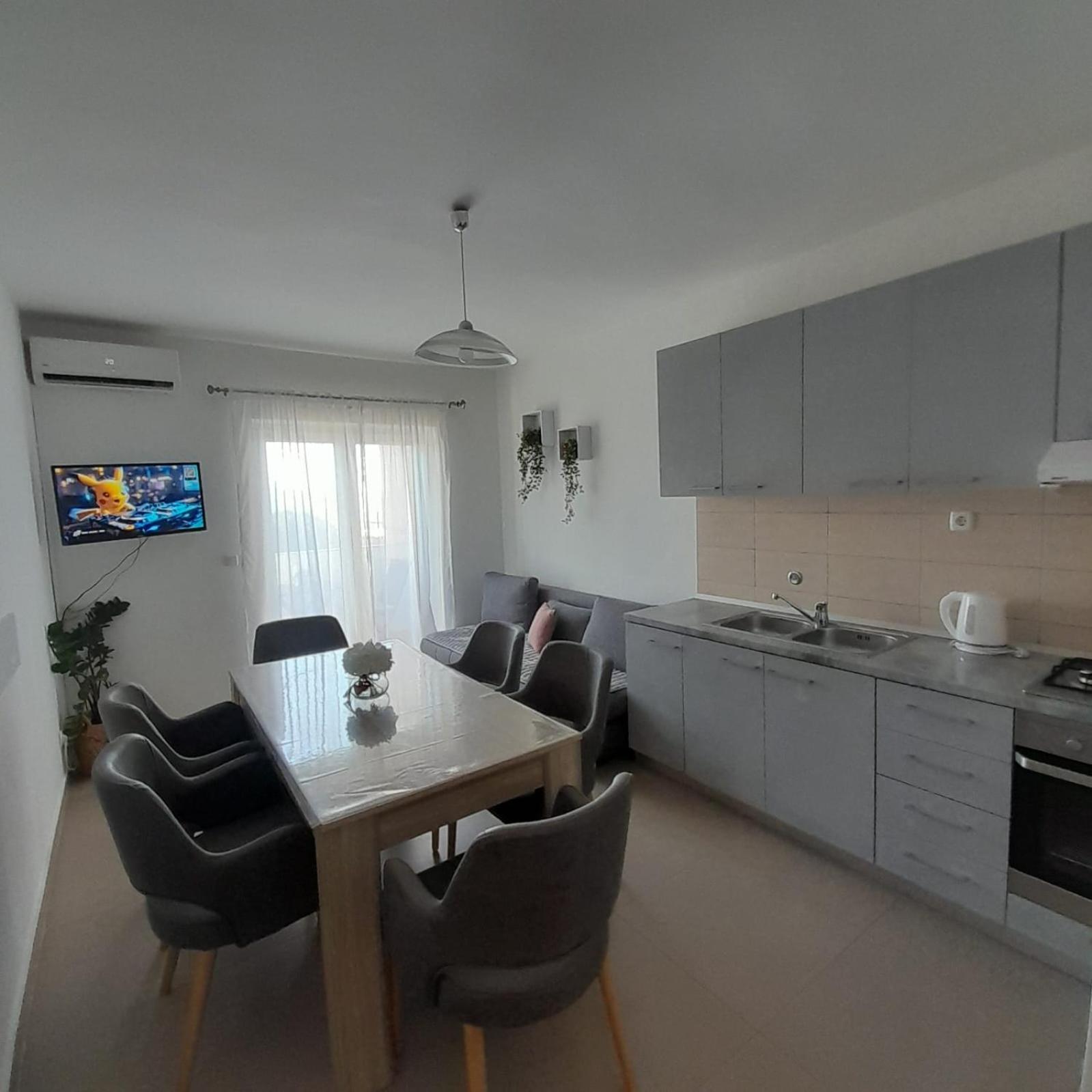 Apartments Monika オミシュ エクステリア 写真
